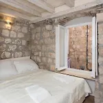 Bottega Old Town House